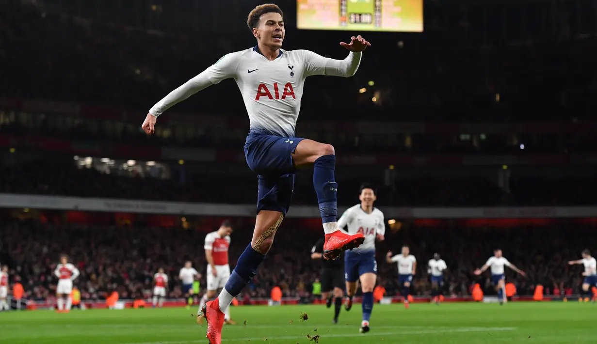 Gelandang Tottenham, Dele Alli, merayakan gol yang dicetaknya ke gawang Arsenal pada laga perempat final Piala Liga di Stadion Emirates, London, Rabu (19/12). Arsenal kalah 0-2 dari Tottenham. (AFP/Ben Stansall)