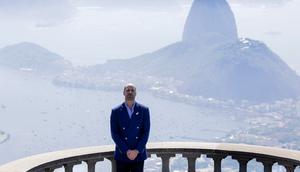 Pangeran William berpose untuk foto dengan Gunung Sugarloaf di latar belakang saat berkunjung ke patung Kristus Penebus di Rio de Janeiro, Brasil, pada 5 November 2025. (Eduardo Anizelli/POOL/AFP)