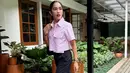 Ussy tampil mengenakan atasan cropped berkerah bernuansa merah muda, celana panjang hitam, alas kaki putih, dan tas hitam. [Foto: Instagram/ussypratama]