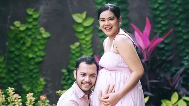 Potret Kehamilan Romantis Indah dan Suami (Instagram/@indahindriana)