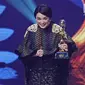 Penyanyi dangdut Zaskia Gotik menerima piala untuk kategori penampilan kostum dangdut terbaik dalam ajang Indonesia Dangdut Awards 2017 di Studio 6 EMTEK CITY, Jakarta, Jumat (13/10). (Liputan6.com/Herman Zakharia)