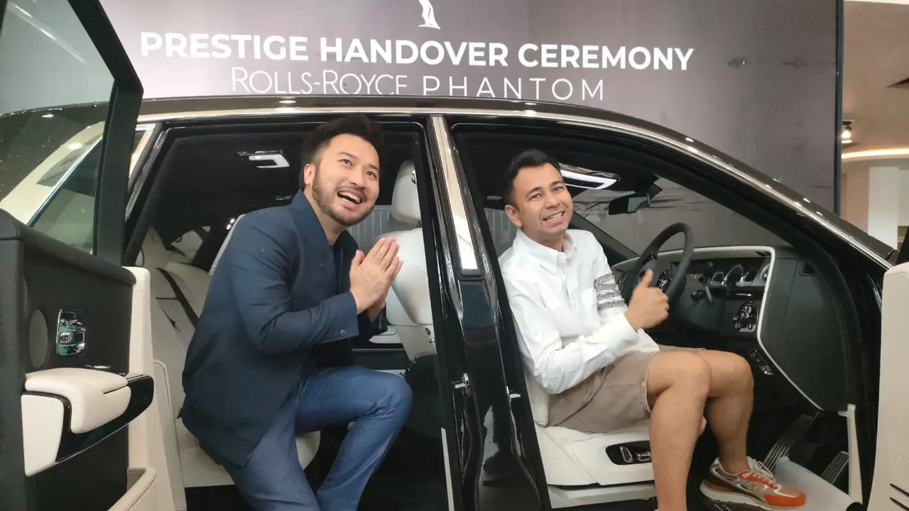 Raffi Ahmad membeli mobil mewah Rolls Royce Phantom seharga Rp 20 miliar