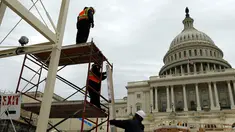 Suasana di depan U.S. Capitol, jelang pelantikan Presiden terpilih Donald Trump, Washington, Kamis (8/12). Donald Trump menjadi presiden terpilih AS usai mengalahkan Hillary Clinton di Pilpres AS. (REUTERS/Jonathan Ernst)
