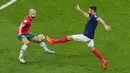 Gelandang Maroko, Sofyan Amrabat berebut bola dengan penyerang Prancis, Olivier Giroud pada pertandingan semifinal Piala Dunia 2022 di Stadion Al Bayt di Al Khor, Qatar, Kamis (15/12/2022).  Prancis menang atas Maroko dengan skor 2-0. (AP Photo/Hassan Ammar)