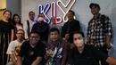 <p>Sejumlah rombongan dari Digital Business Consultant untuk Madura United berfoto bersama usai kunjungan&nbsp;di kantor Bola.com di Gondangdia, Jakarta, Senin (30/05/2022). (Bola.com/Bagaskara Lazuardi)</p>