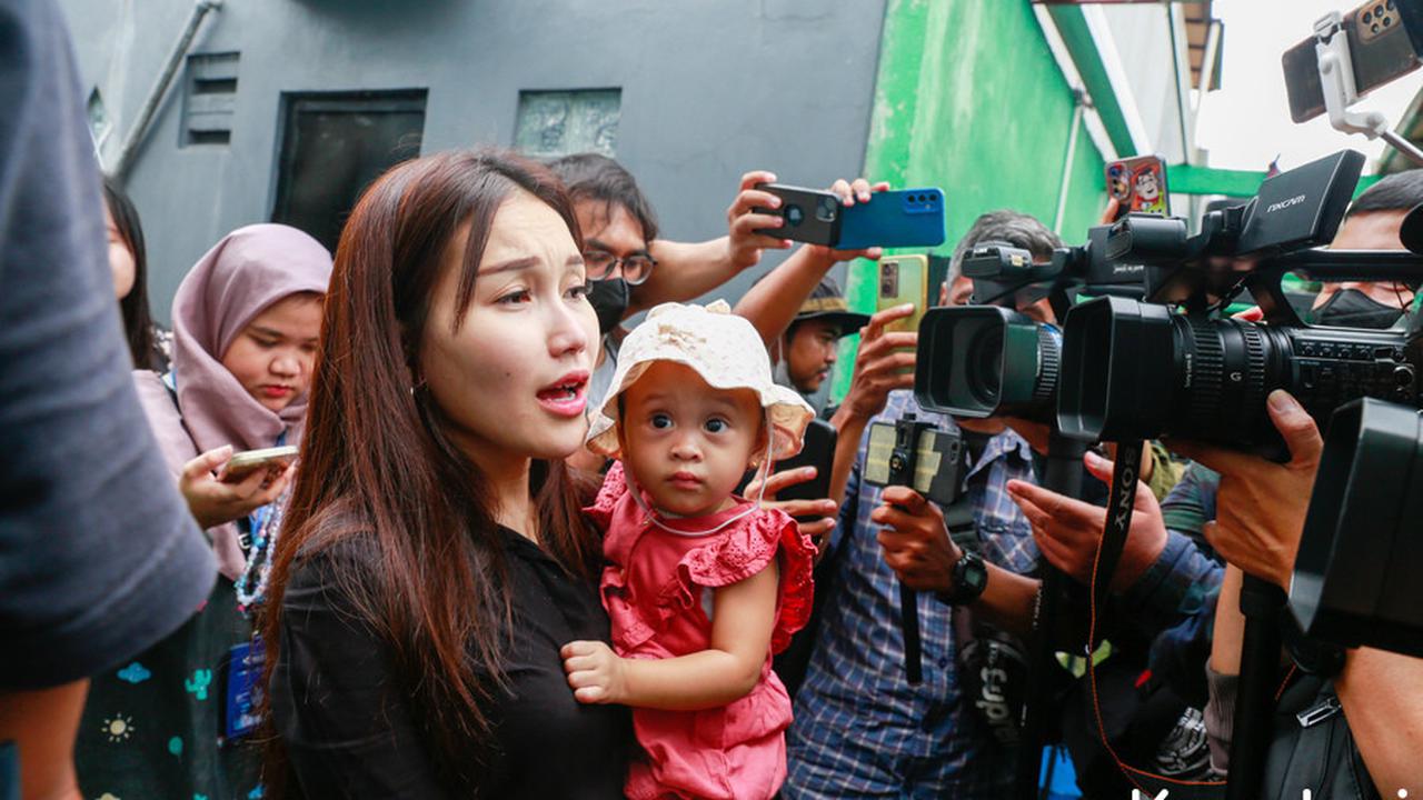Ayu Tidak Ingin Banyak Bicara