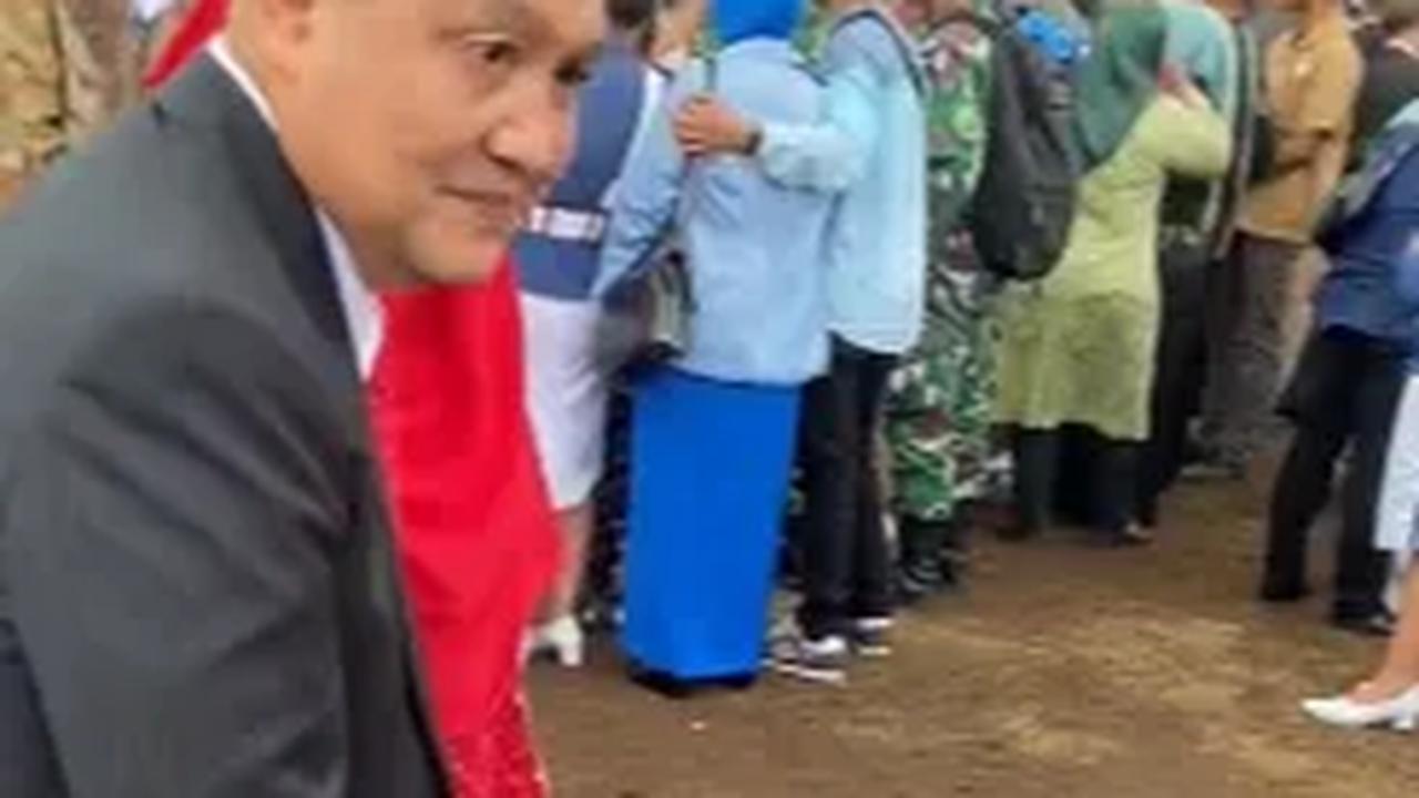 Dengan seragam kebanggaan berwarna merah dan topi putih, Taruna ini langsung sujud di kaki sang ayah.