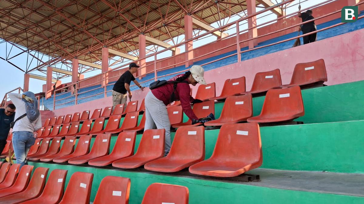 Panpel PSIM Bersiap Jelang Menjamu Arema FC, Suporter Gotong Royong Bersihkan Stadion Sultan Agung