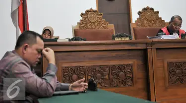 Hakim tunggal Pengadilan Negeri Jakarta Selatan, Martin Ponto menolak praperadilan kakak Saipul Jamil, Samsul Hidayatullah, Jakarta, Senin (29/8). (Liputan6.com/Yoppy Renato)