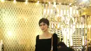Tak pernah gagal tampil menawan, Renata memilih tulip dress dengan siluet yang menggemaskan. Rambut pixie dan flat shoes membuatnya kian memukau.  / Foto: Adrian - Fimela.com.