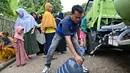 15 ribu liter air bersih disalurkan personel Bidhumas Polda Aceh untuk warga di Komplek Tiongkok Desa Neuheun, Kecamatan Masjid Raya, Aceh Besar, Rabu (4/10/2023). (Chaideer Mahyuddin/AFP)