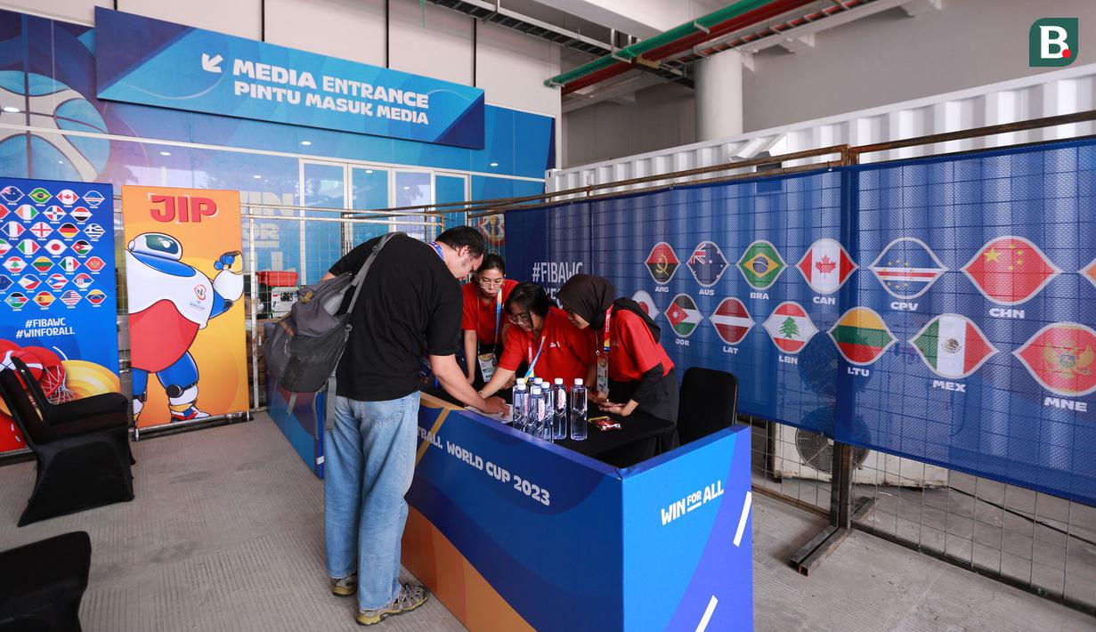 Sejumlah petugas membantu wartawan saat melakukan regristrasi di Indonesia Arena, Senayan, Jakarta menjelang Piala Dunia FIBA 2023 pada Kamis (24/08/2023). (Bola.com/Bagaskara Lazuardi)