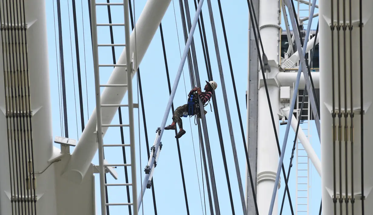 Seorang pekerja melakukan tugas pemeliharaan dan pembersihan di Singapore Flyer, Singapura, 1 September 2020. (Xinhua/Then Chih Wey)