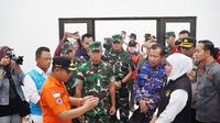 Bupati Lumajang Thoriqul Haq (Kanan) memberikan pejelesan kepada Gubernur Jawa Timur Khofifah Indar Parawansa (Kiri) bersama Forkopimda Jawa Timur di Posko daruat APG Gunung Semeru (Istimewa)