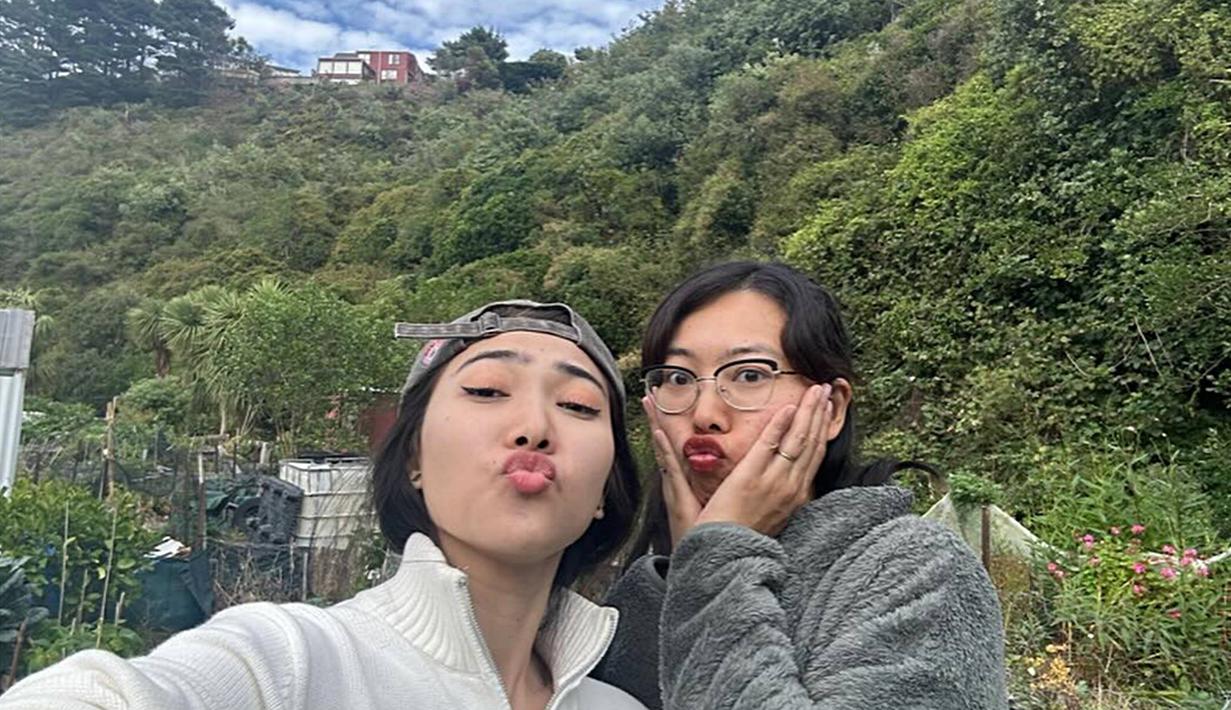 Liburan mengunjungi kediaman kakaknya yang berada di New Zealand, Isyana banyak abadikan momen kebersamaannya dengan Rara Sekar. Banyak dari potretnya terlihat sedang berada di kebun untuk panen sayuran yang ditanam kakaknya. (Liputan6.com/IG/@isyanasarasvati)