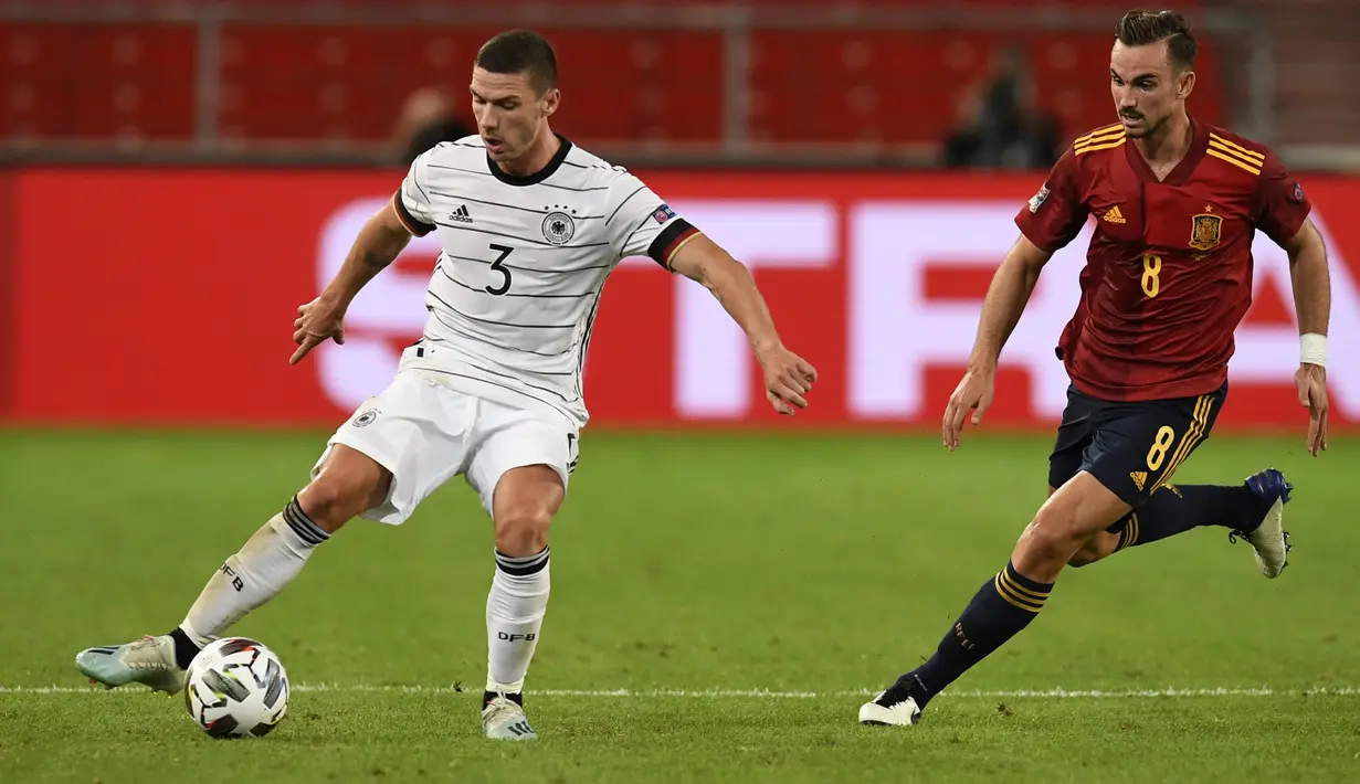 Bek Jerman Robin Gosens mengontrol bola  dari kejaran gelandang Spanyol Fabian Ruiz pada pertandingan UEFA Nations League di Stuttgart, Jerman (3/9/2020). Jerman bermain imbang 1-1 atas Spanyol. (AFP Photo/Thomas Kienzle)