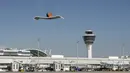 Aksi Stefan Aaron saat memainkan piano di atas 'karpet terbang' di bandara Munich, Jerman, Rabu (23/7/14). (REUTERS/Lukas Barth) 