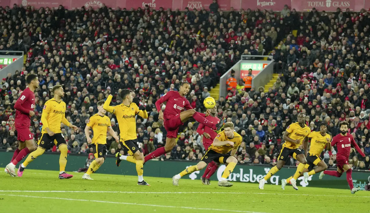 Bek Liverpool, Joel Matip (tengah) mengontrol bola saat bertanding melawan Wolverhampton Wanderers pada putaran ketiga Piala FA di stadion Anfield, Inggris, Minggu (8/1/2023). Hasil imbang ini berarti kedua tim akan bertemu dalam pertandingan ulang (replay) di kandang Wolves, Molineux, untuk menentukan pemenang yang berhak melaju ke putaran Piala FA 2022-2023 berikutnya. (AP Photo/Jon Super)