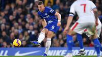 Gelandang Chelsea, Ross Barkley mengumpan bola saat bertanding melawan Crystal Palace pada lanjutan Liga Inggris stadion Stamford Bridge, London (4/11). Chelsea menang atas Crystal Palace dengan skor 3-1. (AFP Photo/Ben Stansall)