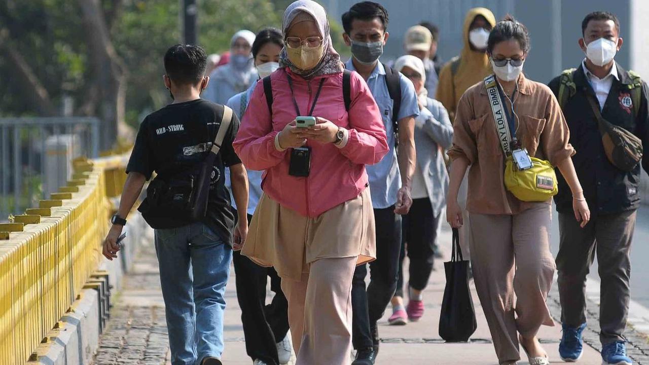 Misalnya penyakit yang umumnya terjadi pada manusia di tengah kualitas udara Jakarta yang sedang buruk adalah seperti sakit tenggorokan, batuk hingga gangguan pernapasan.