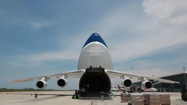 Pesawat kargo charter Antonov Internasional AN124-100 berhasil mendarat dan lepas landas di Bandara Internasional Yogyakarta (YIA) di Kulon Progo pada Rabu 10 Maret 2021.
