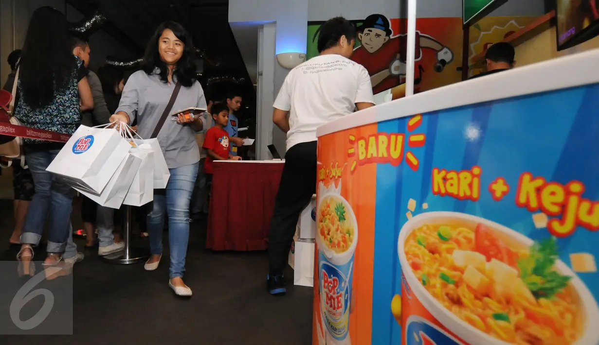 Calon penonton yang akan mengikuti acara nonton bareng film Minions bersama Liputan6.com dan Pop Mie di Bekasi Cyber Park, Minggu (28/6/2015) mendapat sebuah goodie bag. Film ini bergenre animasi. (Liputan6.com/Helmi Fithriansyah)