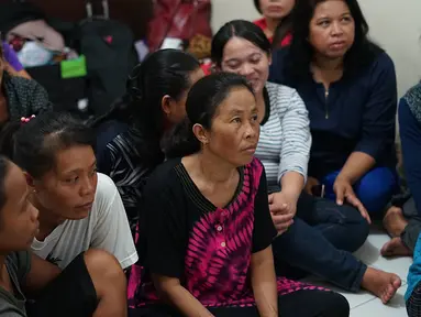 Calon asisten rumah tangga (ART) infal menunggu panggilan di Yayasan Bu Gito, Jakarta, Rabu (29/5/2019). Jelang Hari Raya Idul Fitri atau Lebaran 2019, permintaan akan ART infal di yayasan itu mencapai 400 orang. (Liputan6.com/Immanuel Antonius)