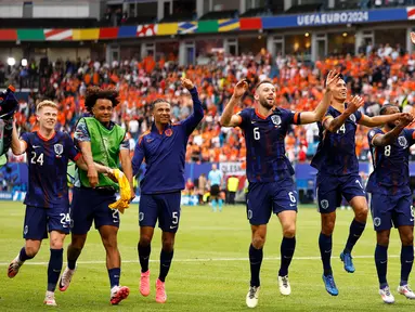 Para pemain Belanda merayakan kemenangan setelah memenangkan pertandingan sepak bola Euro 2024 Grup D melawan Polandia di Volksparkstadion, Hamburg, 16 Juni 2024. (Odd ANDERSEN/AFP)