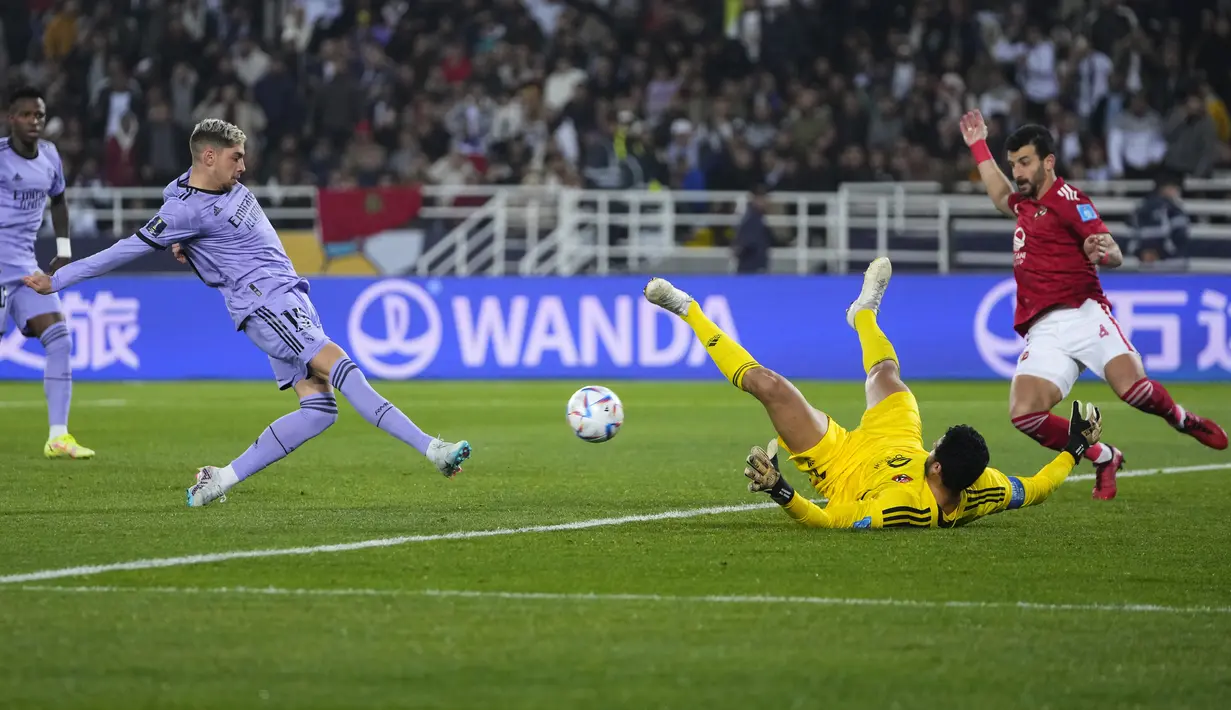 Gelandang Real Madrid Federico Valverde (kiri) mencetak gol kedua timnya ke gawang Al-Ahly dalam duel semifinal Piala Dunia Antarklub 2022 di Prince Moulay Abdellah Stadium, Maroko, Kamis (9/2/2023) dini hari WIB. Kali ini Al Ahly jadi korban gol-gol telat Madrid di ujung laga. (AP Photo/Manu Fernandez)