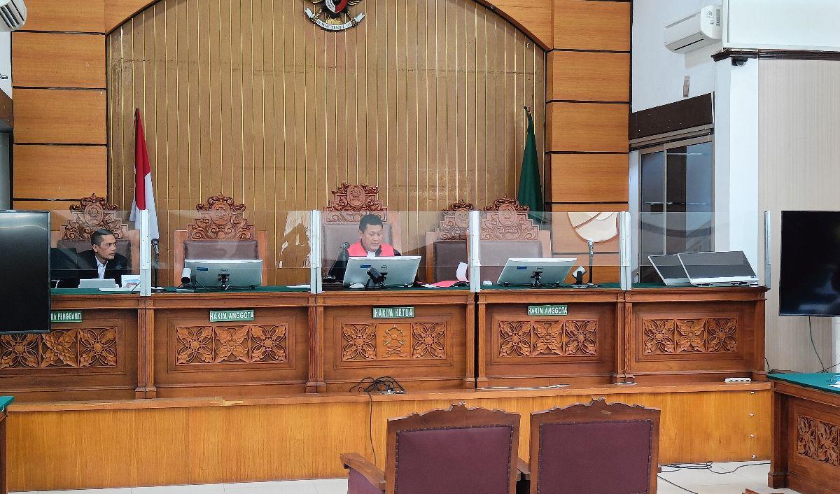 Namun dalam hal ini, kepolisian mendapatkan surat perintah penyitaan yang ditandatangani oleh Wakil Ketua Pengadilan Negeri Jakarta Selatan.<br>