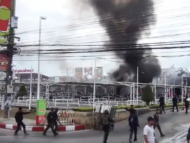 Gambar yang diambil dari video memperlihatkan kepulan asap akibat serangan bom mobil di sebuah supermarket di Kota Pattani, Thailand (10/5). Sekitar 50 orang terluka akibat ledakan bom mobil tersebut. (AP Photo)