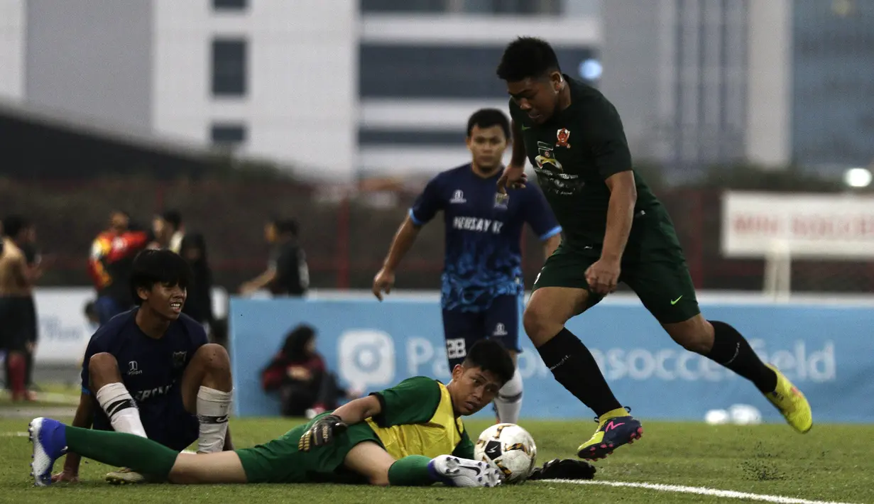 Pemain berebut bola pada laga final Liga AYO Jakarta 2019 di Lapangan Aldiron, Pancoran, Jakarta, Minggu (24/11). Babak Final Liga AYO Jakarta berlangsung ketat dan panas. (Bola.com/Yoppy Renato)