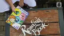 Seorang anak membaca buku di pustaka mini Bale Buku, Kramat Jati, Jakarta Timur, Kamis (20/01/2022). Bale buku yang diresmikan pada Sabtu (15/1) dibangun dari barang-barang bekas oleh komunitas Baca Bale Buku. (Liputan6.com/Herman Zakharia)