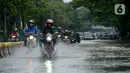 Pengendara sepeda motor melewati Jalan Letjen Suprapto yang terendam banjir, Jakarta Pusat, Sabtu (8/2/2020). Hujan yang mengguyur Jakarta sejak semalam mengakibatkan Jalan Letjen Suprapto terendam banjir. (merdeka.com/Imam Buhori)