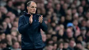 Pelatih kepala Timnas Inggris asal Jerman, Thomas Tuchel, mengamati para pemain dari pinggir lapangan selama pertandingan persahabatan antara Inggris dan Wales di Stadion Wembley, London, pada 9 Oktober 2025. (Ben STANSALL/AFP)