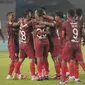 Para pemain Persis Solo merayakan gol ke gawang PSG Pati pada laga pembuka Liga 2 2021, Minggu (26/9/2021) malam WIB. (Bola.com/Vincentius Atmaja)