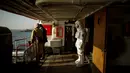 Seorang pria berpakaian astronaut melintasi Bosphorus dengan kapal feri saat kampanye untuk mempromosikan Pameran Luar Angkasa NASA di Istanbul, Turki, pada 5 Desember 2021. Pameran ini akan menampilkan modul khusus dari luar angkasa dan puluhan instrumen berteknologi tinggi. (AP Photo/Emrah Gurel)