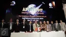 Menkominfo Rudiantara (tengah) menyaksikan penandatangan MoU pembangunan Satelit PSN VII di Jakarta, Rabu (17/5). Pembangunan satelit tersebut menjadi salah satu proyek untuk mewujudkan kemandirian teknologi di Indonesia. (Liputan6.com/Faizal Fanani)