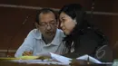 Terdakwa suap kasus korupsi Bupati Bangkalan Fuad Amin yang juga Direktur PT Media Karya Sentosa, Antonius Bambang Djatmiko berdiskusi dengan kuasa hukumnya saat sidang lanjutan di Pengadilan Tipikor, Kamis (19/3/2015). (Liputan6.com/Herman Zakharia)