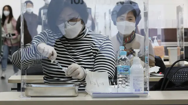 Melihat Petugas Medis di Korea Selatan Latihan Suntik Vaksin COVID-19
