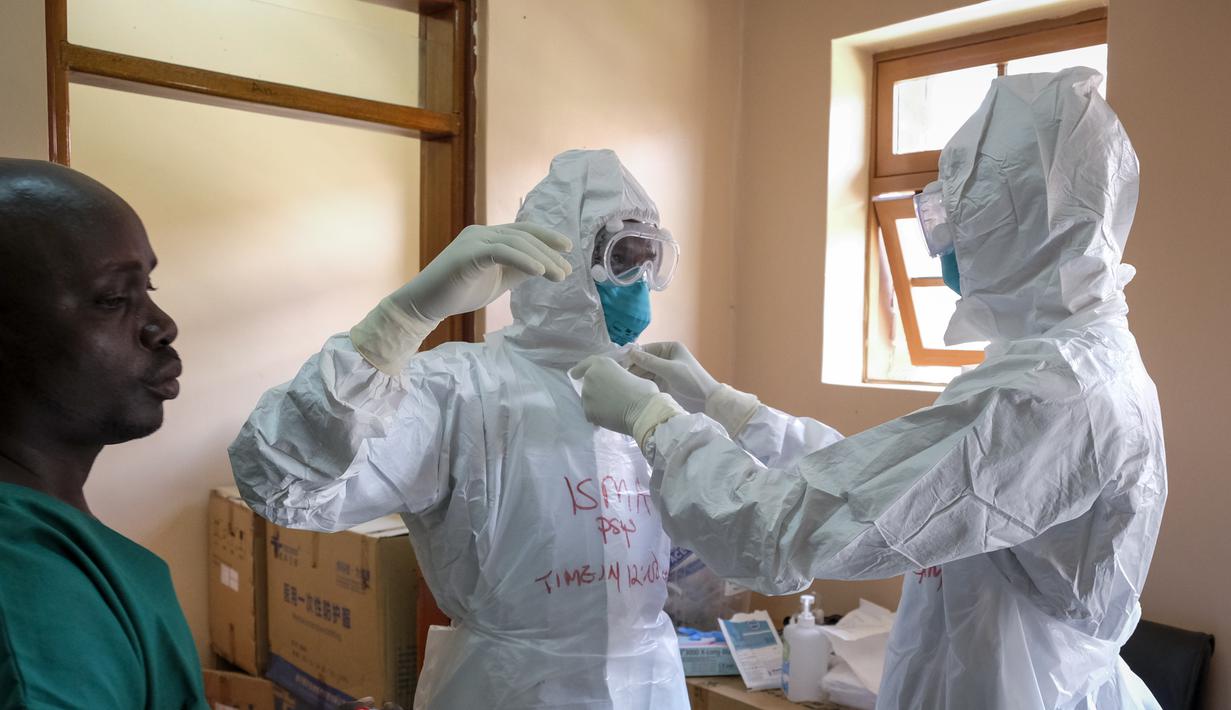 Dokter mengenakan peralatan pelindung saat mereka bersiap untuk mengunjungi pasien yang melakukan kontak dengan korban Ebola, di bagian isolasi Rumah Sakit Rujukan Regional Entebbe di Entebbe, Uganda Kamis, 20 Oktober 2022. Pejabat WHO mengatakan pada Kamis (20/10), Wabah Ebola di Uganda berkembang pesat dalam sebulan yang membuat situasi yang sulit bagi petugas kesehatan di lapangan. (AP Photo/Hajarah Nalwadda)