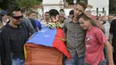 Kesedihan keluarga dan kerabat saat mengantarkan jenazah Jose Francisco Guerrero untuk dimakamkan di San Cristobal, Tachira State, Venezuela (19/5). (AFP/Luis Robayo)
