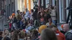 Warga merayakan Hari Raja di pusat Kota Amsterdam, Belanda, Selasa (27/4/2021). Warga berkumpul di kota-kota seluruh Belanda untuk menandai ulang tahun Raja Willem-Alexander. (AP Photo/Peter Dejong)