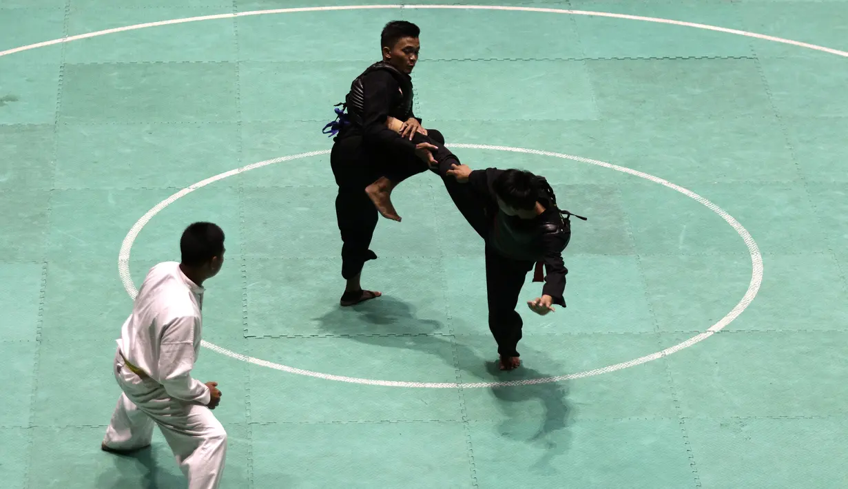 Pendekar Pagar Nusa saat bertarung dalam Kejurnas dan Festival III Pencak Silat di Padepokan Pencak Silat, TMII, Jakarta, Sabtu (4/1). Kejuaraan ini diikuti ratusan pendekar silat Pagar Nusa dari seluruh Indonesia. (Bola.com/Yoppy Renato)