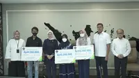 Menteri Ketenagakerjaan RI Ida Fauziyah bersama Direktur Utama BPJS Ketenagakerjaan Anggoro Eko Cahyo dan Direktur Pelayanan Roswita Nilakurnia menyerahkan santunan manfaat program jaminan sosial.