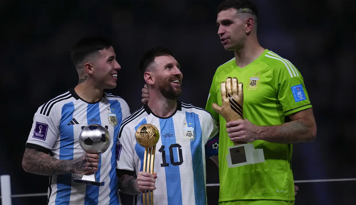Argentina panen penghargaan di Piala Dunia 2022 ini. Enzo Fernandez dan Emiliano Martinez menemani Lionel Messi dalam penghargaan individual yang diterima oleh FIFA. (AP Photo/Manu Fernandez)