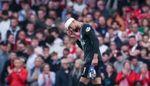 Robert Sanchez tampil jauh dari kata meyakinkan meski sempat membuat satu penyelamatan penting. Ia kebobolan tiga gol dan kerap salah dalam distribusi sebelum ditarik keluar akibat benturan. (AFP/Adrian Dennis)