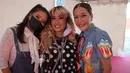 Pinkan Mambo, Meychan, dan Maia Estianty saat bertemu jelang manggung dengan nama Duo Maia. (YouTube/MAIA ALELDUL TV)
