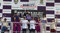 Kenta Kameron berhasil menjadi juara di European Touring Championship Car (ETCC) yang merupakan seri 4 Indonesia Series of Motorsport (ISOM) di Sirkuit Jalan Raya BSD City, Minggu (20/8/2017). (Bola.com/Zulfirdaus Harahap)