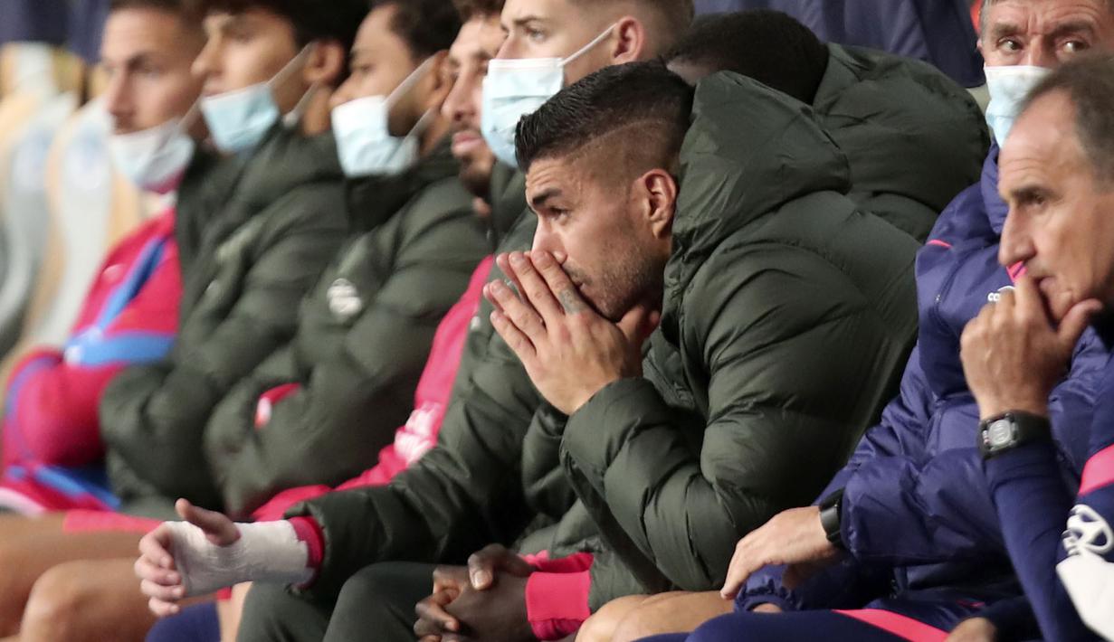 Langkah berat Los Rojiblancos langsung dirasakan usai penyerang andalannya, Luis Suarez ditarik keluar karena cedera ketika laga baru berjalan 13 menit. Terlihat raut frustasi darinya, mengingat laga tersebut merupakan laga penentuan menuju fase 16 besar. (AP/Luis Vieira)